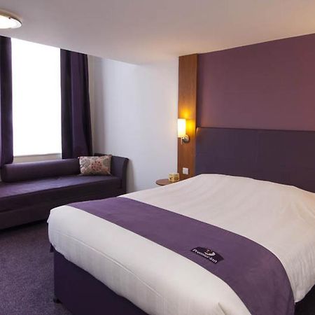 Premier Inn London Ealing Brentford Esterno foto