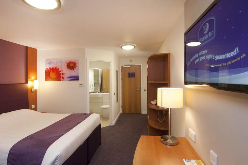 Premier Inn London Ealing Brentford Esterno foto
