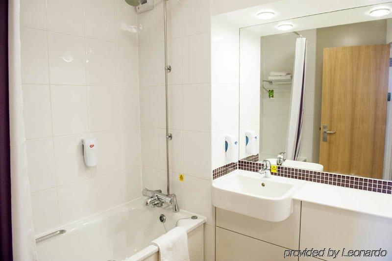 Premier Inn London Ealing Brentford Esterno foto