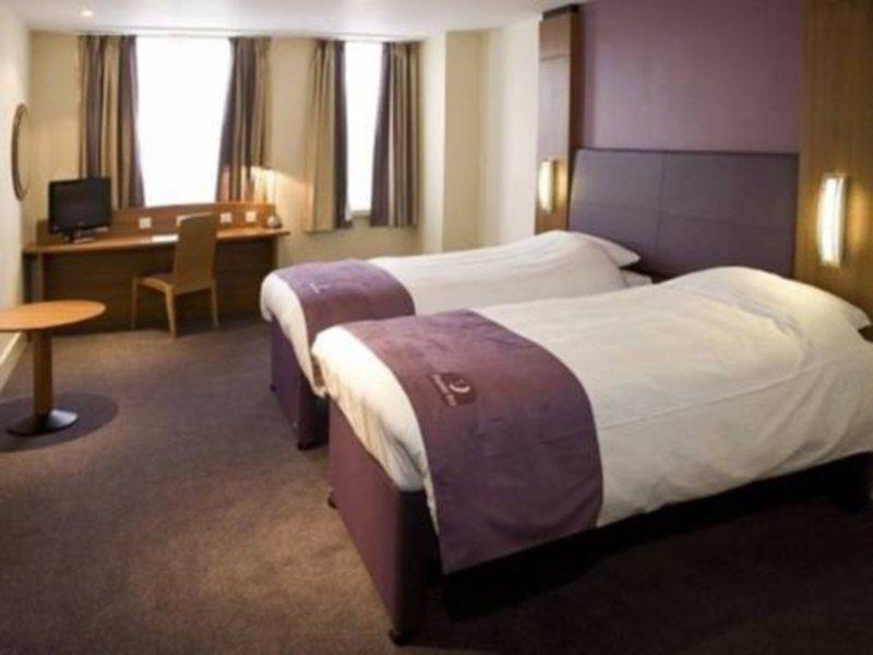 Premier Inn London Ealing Brentford Esterno foto